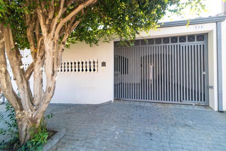 Casa à venda com 256m², 4 quartos e 4 vagas Casa à venda com 256m², 4 quartos e 4 vagasFachada