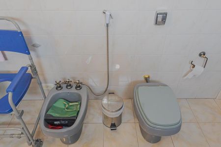 Casa à venda com 350m², 3 quartos e 8 vagasBanheiro da Suíte 2