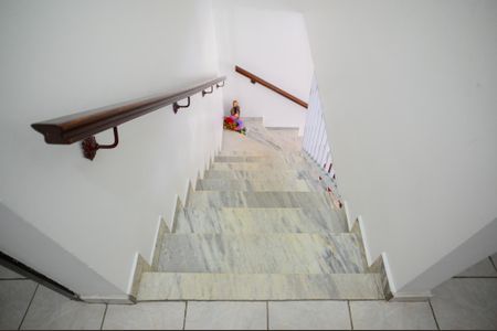 Casa à venda com 350m², 3 quartos e 3 vagas Casa à venda com 350m², 3 quartos e 3 vagasEscada