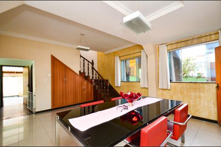 Casa à venda com 360m², 5 quartos e 2 vagas Casa à venda com 360m², 5 quartos e 2 vagasSala