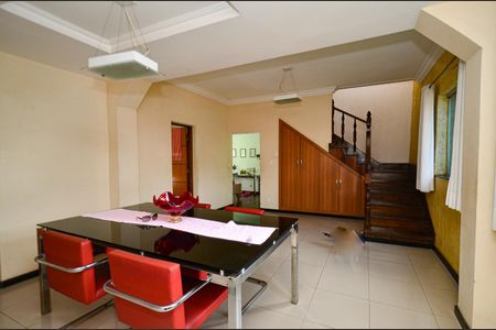 Casa à venda com 360m², 5 quartos e 2 vagas Casa à venda com 360m², 5 quartos e 2 vagasSala