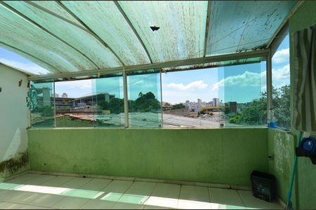 Casa à venda com 360m², 5 quartos e 2 vagas Casa à venda com 360m², 5 quartos e 2 vagasVaranda