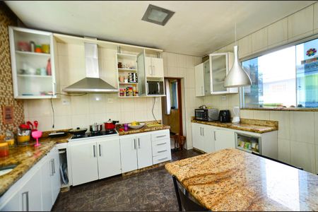 Casa à venda com 360m², 5 quartos e 2 vagas Casa à venda com 360m², 5 quartos e 2 vagasCozinha