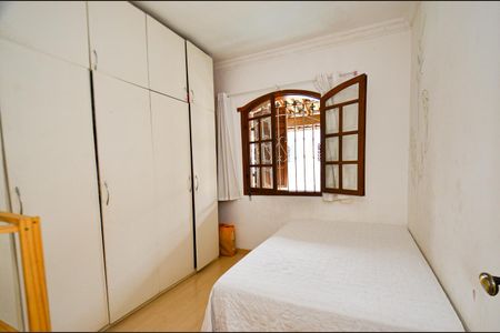 Casa à venda com 360m², 5 quartos e 2 vagas Casa à venda com 360m², 5 quartos e 2 vagasQuarto3