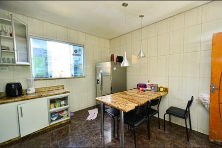 Casa à venda com 360m², 5 quartos e 2 vagas Casa à venda com 360m², 5 quartos e 2 vagasCozinha