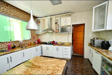 Casa à venda com 360m², 5 quartos e 2 vagas Casa à venda com 360m², 5 quartos e 2 vagasCozinha