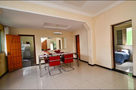 Casa à venda com 360m², 5 quartos e 2 vagas Casa à venda com 360m², 5 quartos e 2 vagasSala