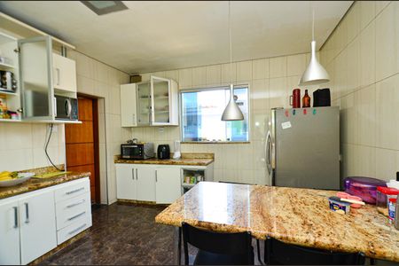 Casa à venda com 360m², 5 quartos e 2 vagas Casa à venda com 360m², 5 quartos e 2 vagasCozinha