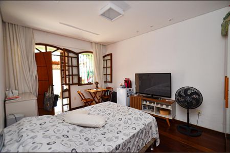 Casa à venda com 360m², 5 quartos e 2 vagas Casa à venda com 360m², 5 quartos e 2 vagasQuarto2