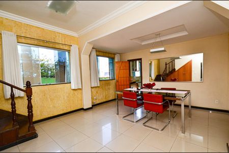 Casa à venda com 360m², 5 quartos e 2 vagas Casa à venda com 360m², 5 quartos e 2 vagasSala