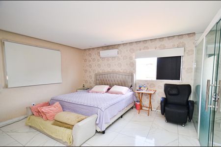 Casa à venda com 360m², 5 quartos e 2 vagas Casa à venda com 360m², 5 quartos e 2 vagasSuite