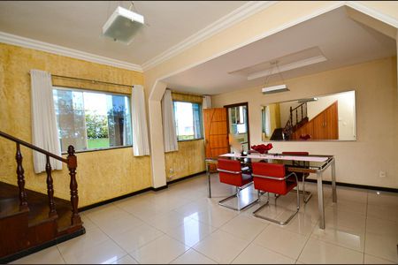 Casa à venda com 360m², 5 quartos e 2 vagas Casa à venda com 360m², 5 quartos e 2 vagasSala