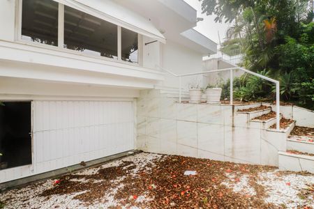 Casa à venda com 268m², 5 quartos e 3 vagas Casa à venda com 268m², 5 quartos e 3 vagasFachada