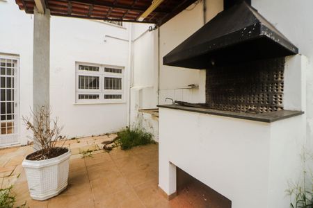 Casa à venda com 268m², 5 quartos e 3 vagas Casa à venda com 268m², 5 quartos e 3 vagasPátio