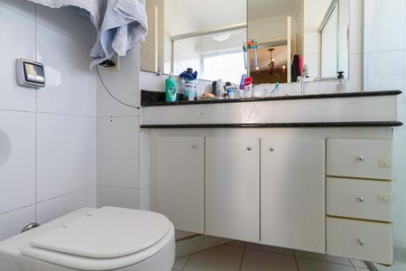 Apartamento à venda com 200m², 4 quartos e 3 vagas Apartamento à venda com 200m², 4 quartos e 3 vagasBanheiro da suíte