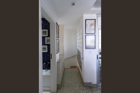 Apartamento à venda com 200m², 4 quartos e 3 vagas Apartamento à venda com 200m², 4 quartos e 3 vagasEscada