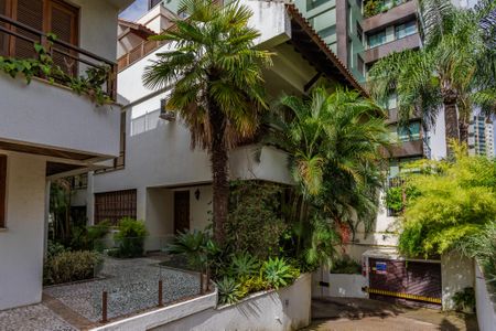 Casa de condomínio à venda com 271m², 3 quartos e 2 vagas Casa de condomínio à venda com 271m², 3 quartos e 2 vagasFachada