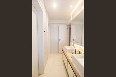 Apartamento à venda com 338m², 4 quartos e 4 vagas Apartamento à venda com 338m², 4 quartos e 4 vagasBanheiro da Suíte 1