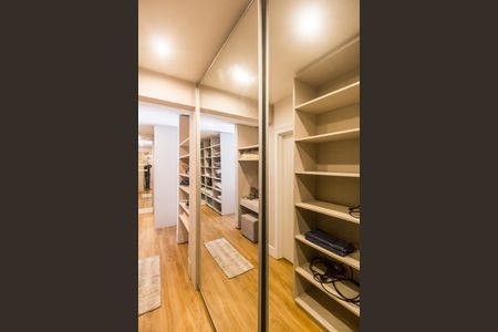 Apartamento à venda com 338m², 4 quartos e 4 vagas Apartamento à venda com 338m², 4 quartos e 4 vagasCloset da suíte 1