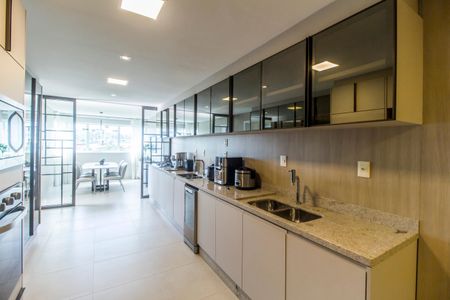 Apartamento à venda com 338m², 4 quartos e 4 vagas Apartamento à venda com 338m², 4 quartos e 4 vagasCozinha