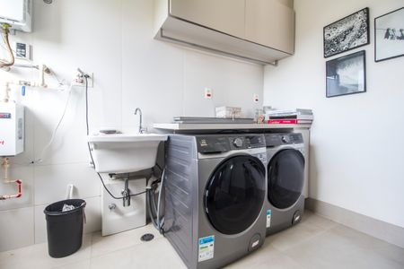 Apartamento à venda com 338m², 4 quartos e 4 vagas Apartamento à venda com 338m², 4 quartos e 4 vagasÁrea de Serviço