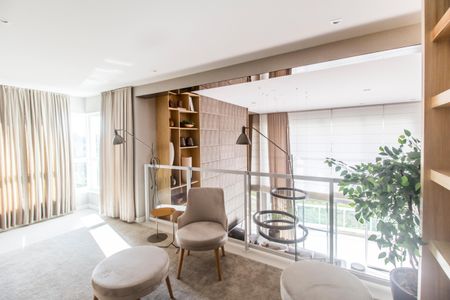 Apartamento à venda com 338m², 4 quartos e 4 vagas Apartamento à venda com 338m², 4 quartos e 4 vagasEscritório