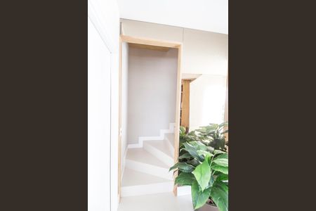 Apartamento à venda com 338m², 4 quartos e 4 vagas Apartamento à venda com 338m², 4 quartos e 4 vagasEscada