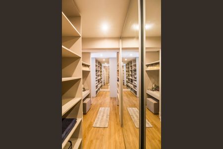 Apartamento à venda com 338m², 4 quartos e 4 vagas Apartamento à venda com 338m², 4 quartos e 4 vagasCloset da suíte 1