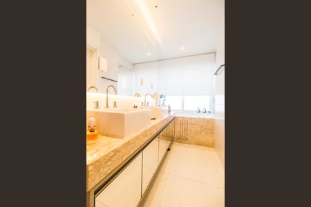 Apartamento à venda com 338m², 4 quartos e 4 vagas Apartamento à venda com 338m², 4 quartos e 4 vagasDetalhe do Banheiro da Suite