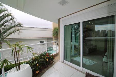 Casa à venda com 790m², 4 quartos e 8 vagasSuíte 3 - Varanda