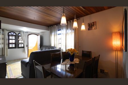 Casa à venda com 208m², 5 quartos e 5 vagas Casa à venda com 208m², 5 quartos e 5 vagasSala