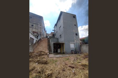 Casa à venda com 400m², 2 quartos e 1 vagaQuintal com escadas
