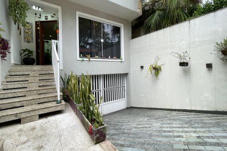 Casa à venda com 380m², 3 quartos e 6 vagas Casa à venda com 380m², 3 quartos e 6 vagasGaragem - Entrada