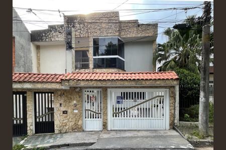 Casa à venda com 380m², 3 quartos e 6 vagas Casa à venda com 380m², 3 quartos e 6 vagasFachada