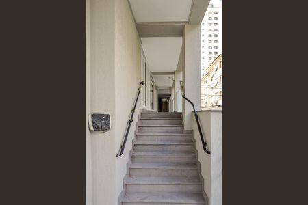 Apartamento à venda com 44m², 1 quarto e 1 vaga Apartamento à venda com 44m², 1 quarto e 1 vagaEscada