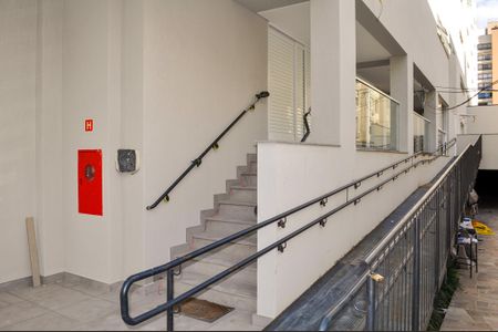 Apartamento à venda com 44m², 1 quarto e 1 vaga Apartamento à venda com 44m², 1 quarto e 1 vagaEscada