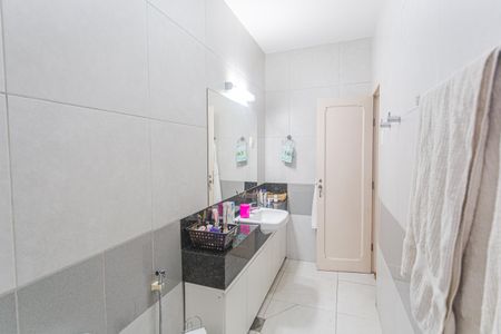 Casa à venda com 206m², 5 quartos e 1 vagaBanheiro da Suíte