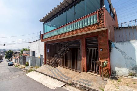 Casa à venda com 440m², 3 quartos e 5 vagas Casa à venda com 440m², 3 quartos e 5 vagasFachada