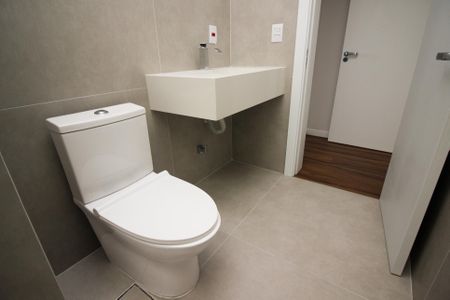 Casa de condomínio à venda com 209m², 3 quartos e 2 vagas Casa de condomínio à venda com 209m², 3 quartos e 2 vagasBanheiro da Suíte 2