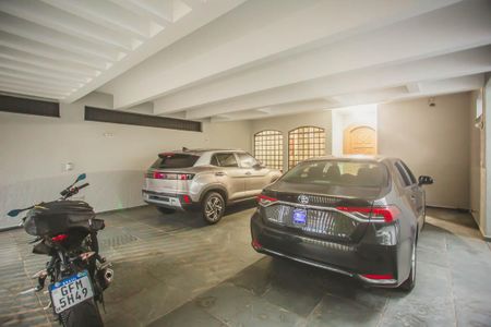 Casa à venda com 500m², 4 quartos e 5 vagas Casa à venda com 500m², 4 quartos e 5 vagasGaragem