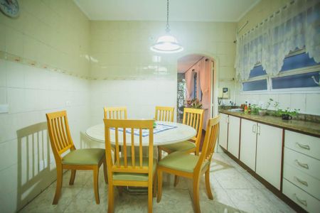 Casa à venda com 500m², 4 quartos e 5 vagas Casa à venda com 500m², 4 quartos e 5 vagasCozinha