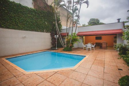 Casa à venda com 500m², 4 quartos e 5 vagas Casa à venda com 500m², 4 quartos e 5 vagasQuintal - Piscina