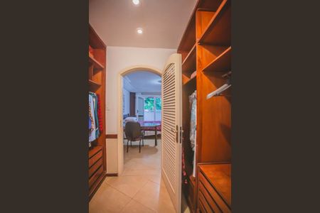 Casa à venda com 500m², 4 quartos e 5 vagas Casa à venda com 500m², 4 quartos e 5 vagasCloset Suíte 2