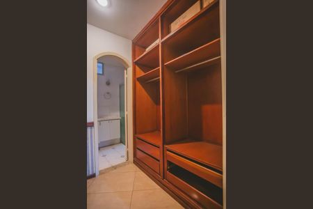 Casa à venda com 500m², 4 quartos e 5 vagas Casa à venda com 500m², 4 quartos e 5 vagasCloset Suíte 1