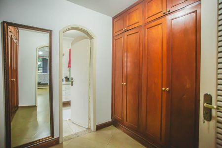 Casa à venda com 500m², 4 quartos e 5 vagas Casa à venda com 500m², 4 quartos e 5 vagasCloset Suíte 3