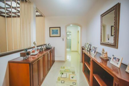 Casa à venda com 500m², 4 quartos e 5 vagas Casa à venda com 500m², 4 quartos e 5 vagasCorredor - Quartos