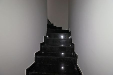 Casa à venda com 100m², 2 quartos e 2 vagasEscada