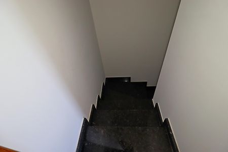 Casa à venda com 100m², 2 quartos e 2 vagasEscada