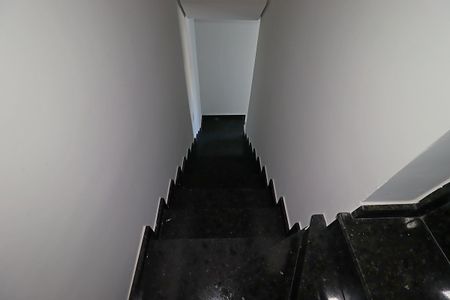 Casa à venda com 100m², 2 quartos e 2 vagasEscada