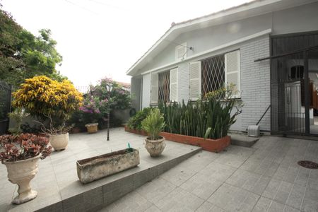 Casa à venda com 130m², 3 quartos e 4 vagas Casa à venda com 130m², 3 quartos e 4 vagasFrente da casa